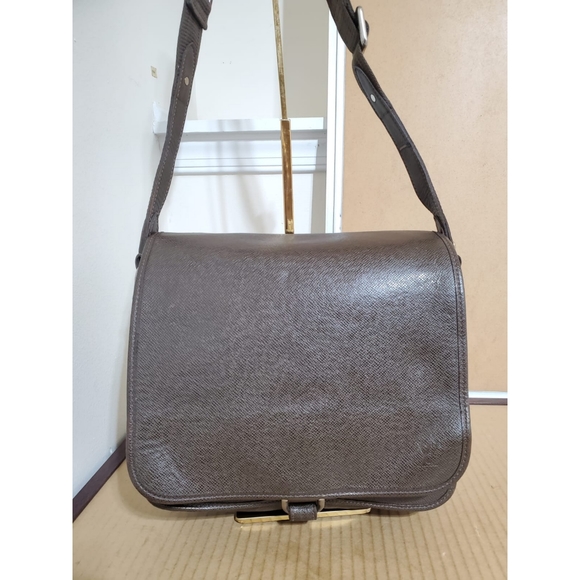 LOUIS VUITTON Grizzli Taiga Leather Andrei Messenger Bag - Picture 6 of 12